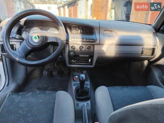 Белый Шкода Фелиция, объемом двигателя 1.29 л и пробегом 180 тыс. км за 2000 $, фото 5 на Automoto.ua