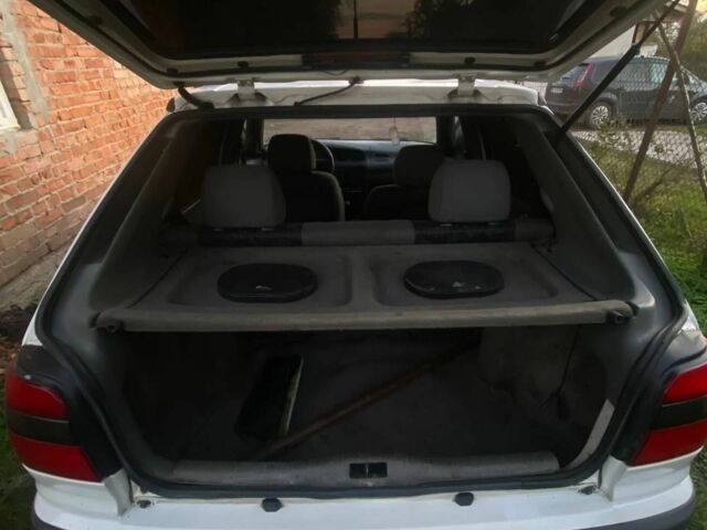 Белый Шкода Фелиция, объемом двигателя 1 л и пробегом 132 тыс. км за 700 $, фото 3 на Automoto.ua