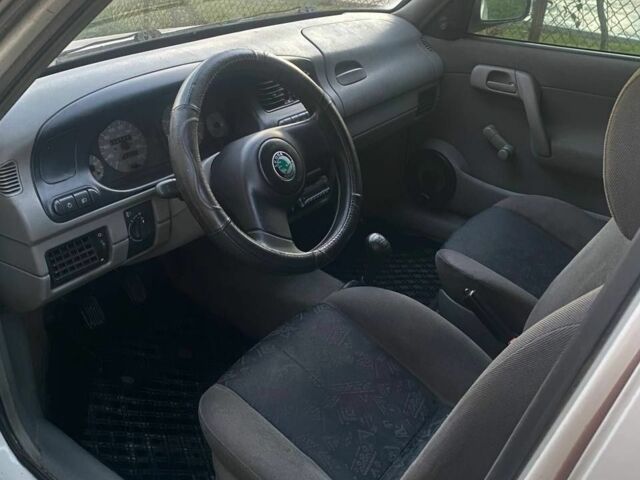 Белый Шкода Фелиция, объемом двигателя 1 л и пробегом 132 тыс. км за 700 $, фото 4 на Automoto.ua