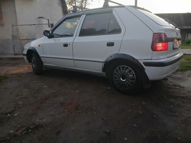 Белый Шкода Фелиция, объемом двигателя 1 л и пробегом 132 тыс. км за 700 $, фото 2 на Automoto.ua