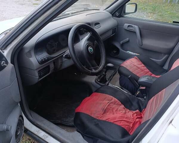 Белый Шкода Фелиция, объемом двигателя 1.3 л и пробегом 313 тыс. км за 1200 $, фото 5 на Automoto.ua