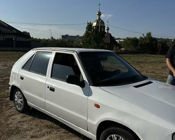 Белый Шкода Фелиция, объемом двигателя 1.3 л и пробегом 339 тыс. км за 1600 $, фото 3 на Automoto.ua
