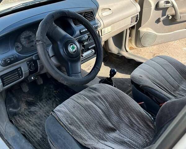Белый Шкода Фелиция, объемом двигателя 1.3 л и пробегом 499 тыс. км за 900 $, фото 5 на Automoto.ua