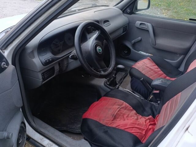 Шкода Фелиция 2001 в Днепре (Днепропетровске) на Automoto.ua Белый Шкода Фелиция, объемом двигателя 1.3 л и пробегом 311 тыс. км за 1200 $, фото 5 на Automoto.ua