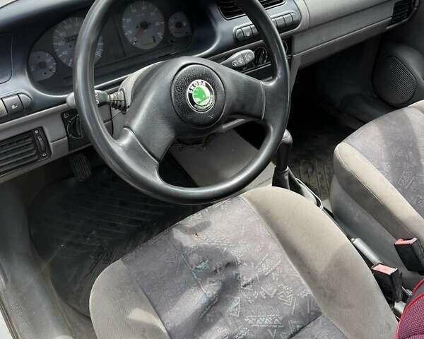 Белый Шкода Фелиция, объемом двигателя 1 л и пробегом 100 тыс. км за 684 $, фото 1 на Automoto.ua