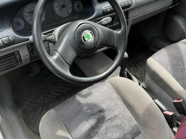 Белый Шкода Фелиция, объемом двигателя 1 л и пробегом 100 тыс. км за 684 $, фото 2 на Automoto.ua