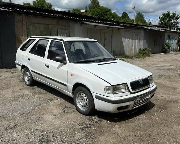 Белый Шкода Фелиция, объемом двигателя 1 л и пробегом 100 тыс. км за 684 $, фото 4 на Automoto.ua