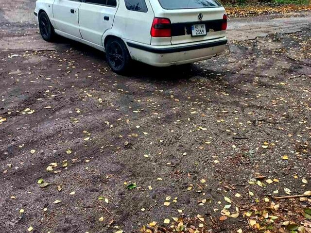 Белый Шкода Фелиция, объемом двигателя 1.6 л и пробегом 426 тыс. км за 800 $, фото 4 на Automoto.ua