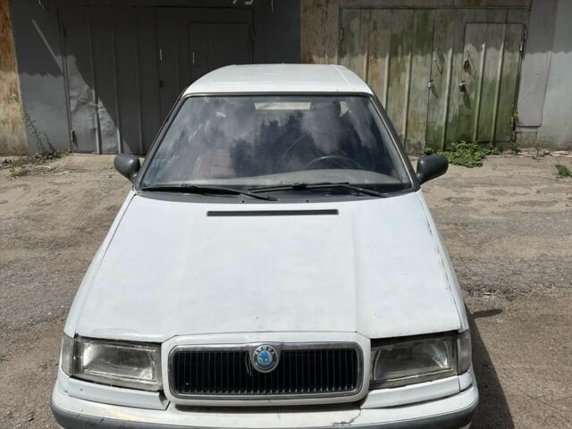 Белый Шкода Фелиция, объемом двигателя 1 л и пробегом 100 тыс. км за 684 $, фото 4 на Automoto.ua