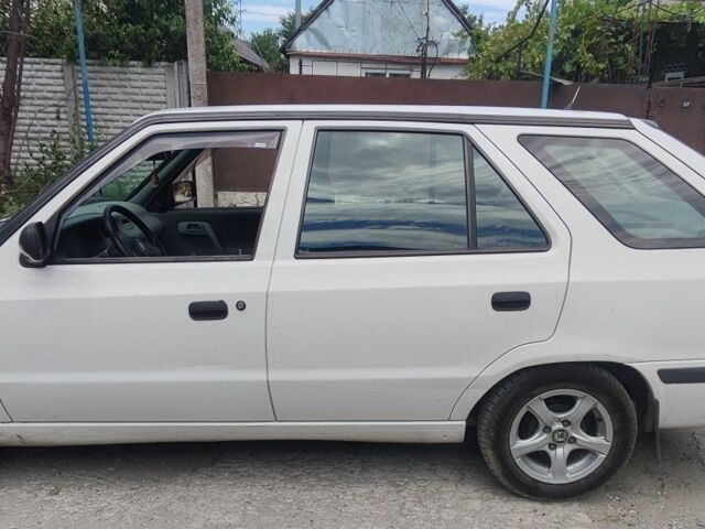 Белый Шкода Фелиция, объемом двигателя 1.6 л и пробегом 108 тыс. км за 2800 $, фото 2 на Automoto.ua