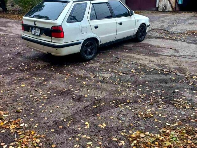 Белый Шкода Фелиция, объемом двигателя 1.6 л и пробегом 426 тыс. км за 800 $, фото 2 на Automoto.ua