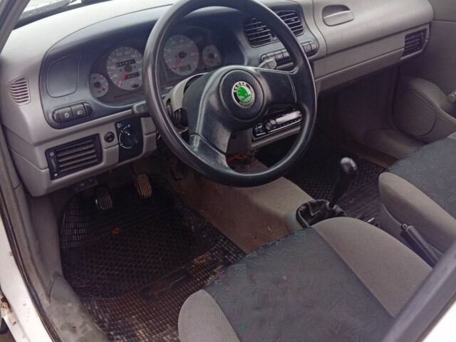 Белый Шкода Фелиция, объемом двигателя 1.3 л и пробегом 327 тыс. км за 1905 $, фото 6 на Automoto.ua