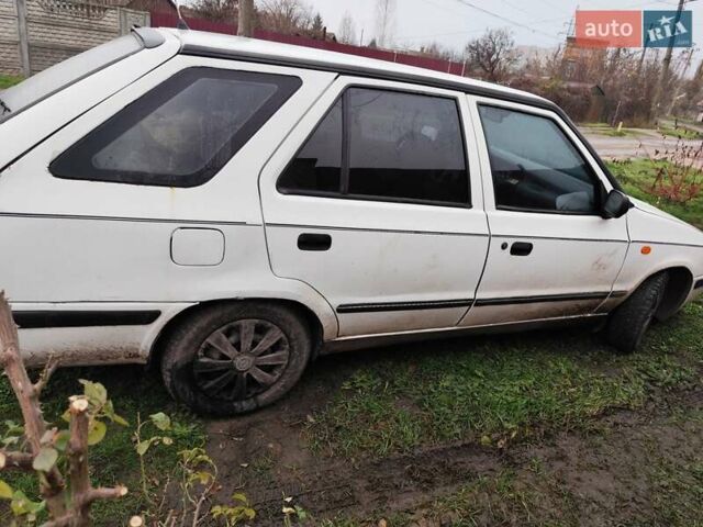 Белый Шкода Фелиция, объемом двигателя 1.6 л и пробегом 160 тыс. км за 1300 $, фото 1 на Automoto.ua