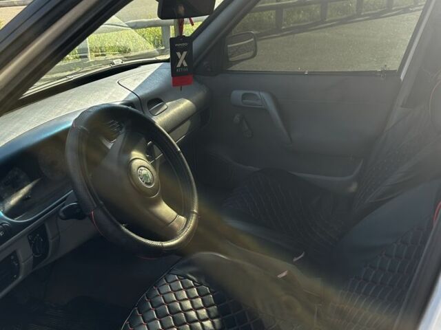 Белый Шкода Фелиция, объемом двигателя 1.6 л и пробегом 438 тыс. км за 1600 $, фото 6 на Automoto.ua