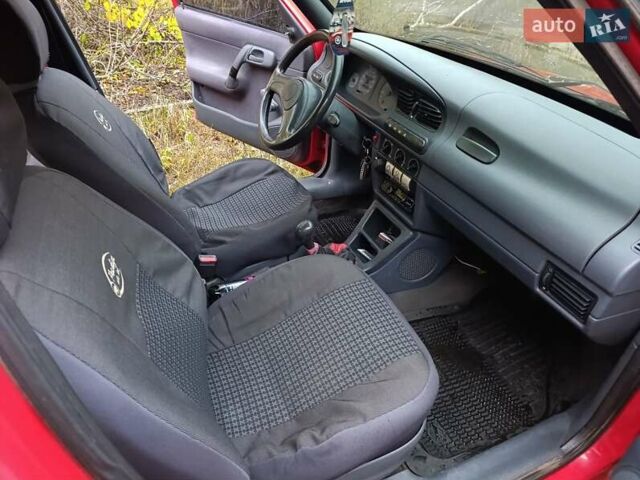 Красный Шкода Фелиция, объемом двигателя 1.29 л и пробегом 220 тыс. км за 1950 $, фото 3 на Automoto.ua
