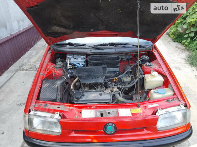 Красный Шкода Фелиция, объемом двигателя 1.3 л и пробегом 140 тыс. км за 1350 $, фото 2 на Automoto.ua