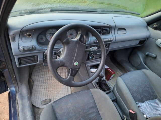 Синій Шкода Феліція, об'ємом двигуна 1.3 л та пробігом 309 тис. км за 1000 $, фото 4 на Automoto.ua