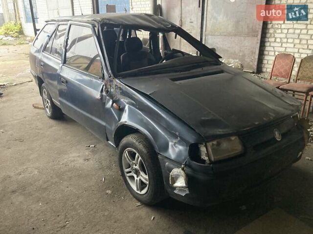 Синий Шкода Фелиция, объемом двигателя 1.6 л и пробегом 250 тыс. км за 550 $, фото 4 на Automoto.ua