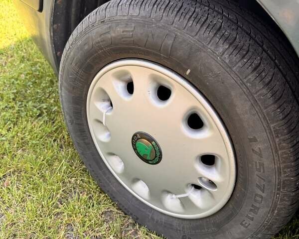 Зеленый Шкода Фелиция, объемом двигателя 1.3 л и пробегом 265 тыс. км за 1400 $, фото 2 на Automoto.ua