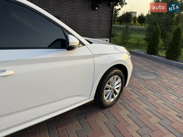 Белый Шкода KAMIQ, объемом двигателя 1.6 л и пробегом 60 тыс. км за 19000 $, фото 8 на Automoto.ua