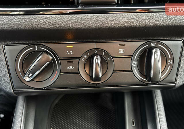Сірий Шкода KAMIQ, об'ємом двигуна 1.6 л та пробігом 56 тис. км за 19000 $, фото 3 на Automoto.ua