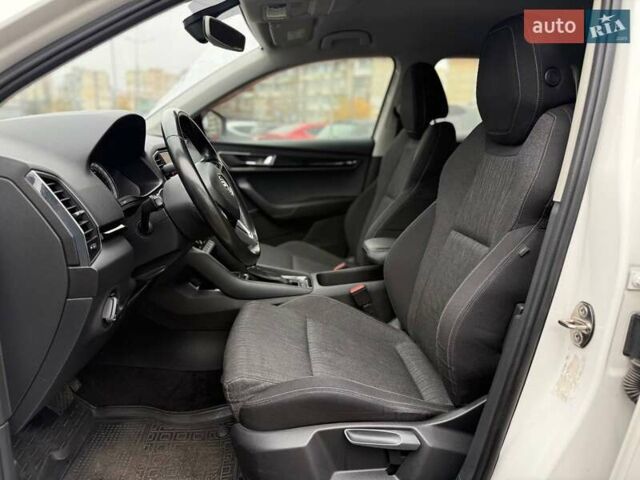 Белый Шкода Karoq, объемом двигателя 1.5 л и пробегом 117 тыс. км за 18990 $, фото 10 на Automoto.ua