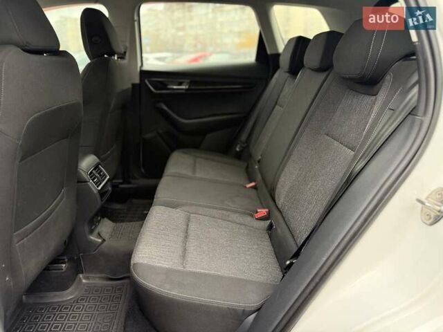 Белый Шкода Karoq, объемом двигателя 1.5 л и пробегом 117 тыс. км за 18990 $, фото 11 на Automoto.ua