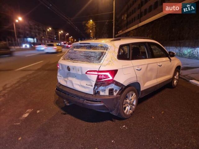 Белый Шкода Karoq, объемом двигателя 1.5 л и пробегом 189 тыс. км за 9999 $, фото 3 на Automoto.ua