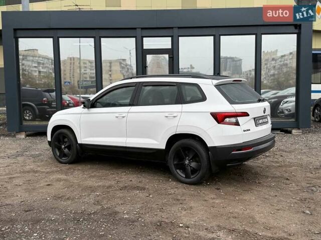 Белый Шкода Karoq, объемом двигателя 1.5 л и пробегом 117 тыс. км за 18990 $, фото 3 на Automoto.ua