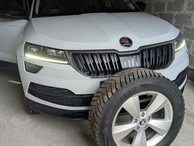 Белый Шкода Karoq, объемом двигателя 1.5 л и пробегом 108 тыс. км за 23500 $, фото 19 на Automoto.ua