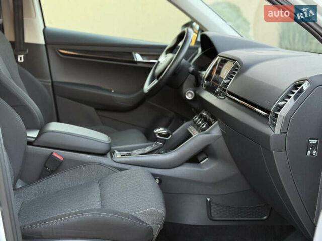 Белый Шкода Karoq, объемом двигателя 1.5 л и пробегом 112 тыс. км за 19800 $, фото 32 на Automoto.ua