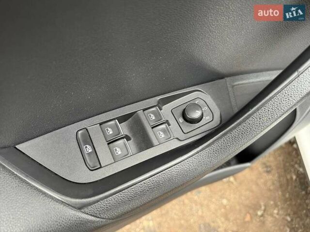 Белый Шкода Karoq, объемом двигателя 1.5 л и пробегом 117 тыс. км за 18990 $, фото 14 на Automoto.ua