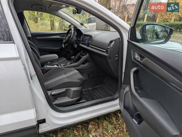 Белый Шкода Karoq, объемом двигателя 1.5 л и пробегом 108 тыс. км за 23500 $, фото 12 на Automoto.ua