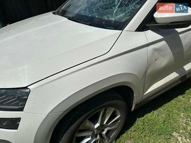 Білий Шкода Karoq, об'ємом двигуна 1.5 л та пробігом 180 тис. км за 10000 $, фото 4 на Automoto.ua