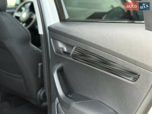 Белый Шкода Karoq, объемом двигателя 1.5 л и пробегом 112 тыс. км за 19800 $, фото 19 на Automoto.ua