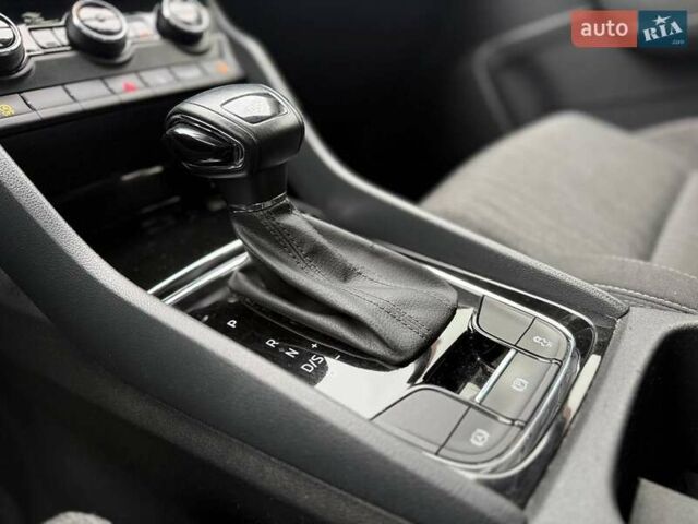 Белый Шкода Karoq, объемом двигателя 1.5 л и пробегом 117 тыс. км за 18990 $, фото 26 на Automoto.ua