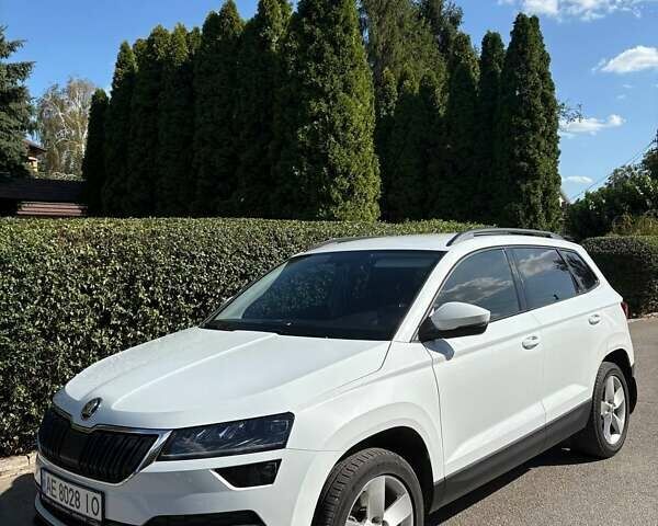 Белый Шкода Karoq, объемом двигателя 1.5 л и пробегом 175 тыс. км за 17950 $, фото 1 на Automoto.ua