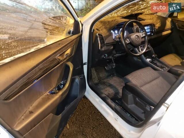 Белый Шкода Karoq, объемом двигателя 1.5 л и пробегом 189 тыс. км за 9999 $, фото 5 на Automoto.ua