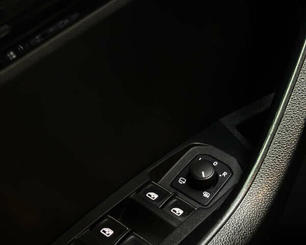 Білий Шкода Karoq, об'ємом двигуна 1.5 л та пробігом 98 тис. км за 20800 $, фото 9 на Automoto.ua