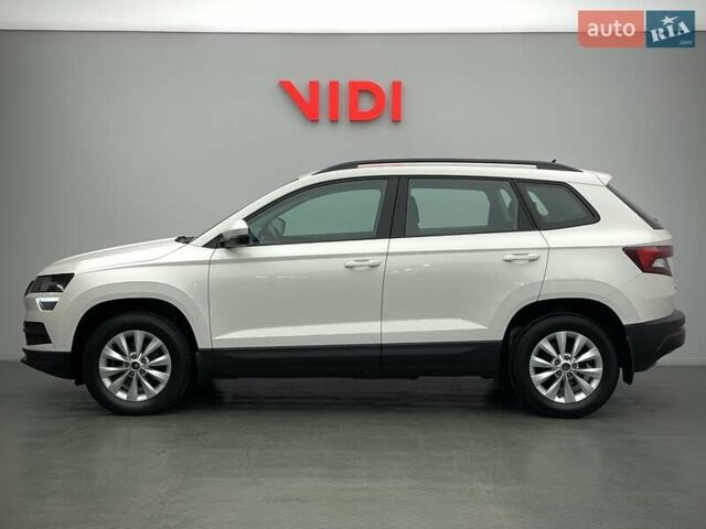 Белый Шкода Karoq, объемом двигателя 1.5 л и пробегом 90 тыс. км за 21621 $, фото 2 на Automoto.ua