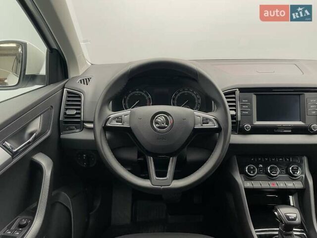 Белый Шкода Karoq, объемом двигателя 1.5 л и пробегом 90 тыс. км за 21621 $, фото 13 на Automoto.ua