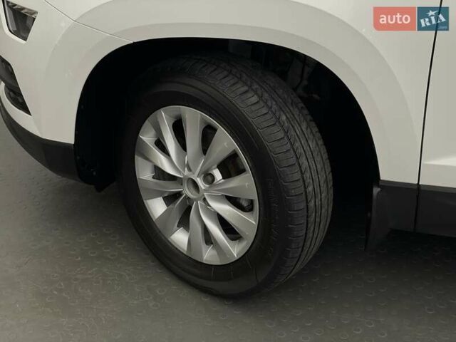 Белый Шкода Karoq, объемом двигателя 1.5 л и пробегом 90 тыс. км за 21621 $, фото 7 на Automoto.ua