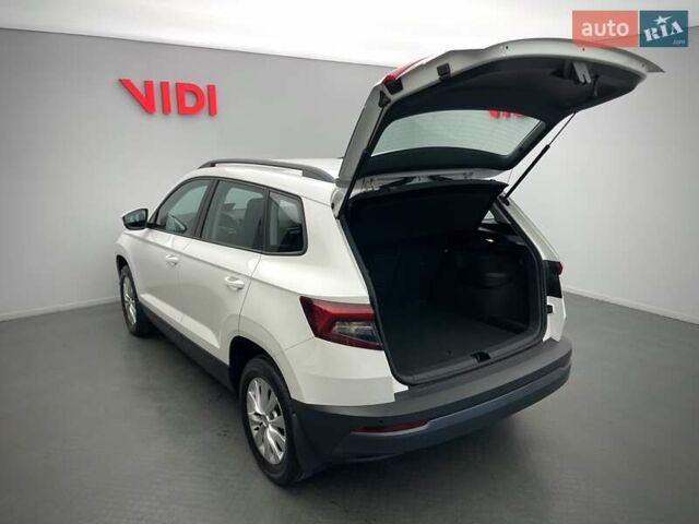 Белый Шкода Karoq, объемом двигателя 1.5 л и пробегом 90 тыс. км за 21621 $, фото 6 на Automoto.ua