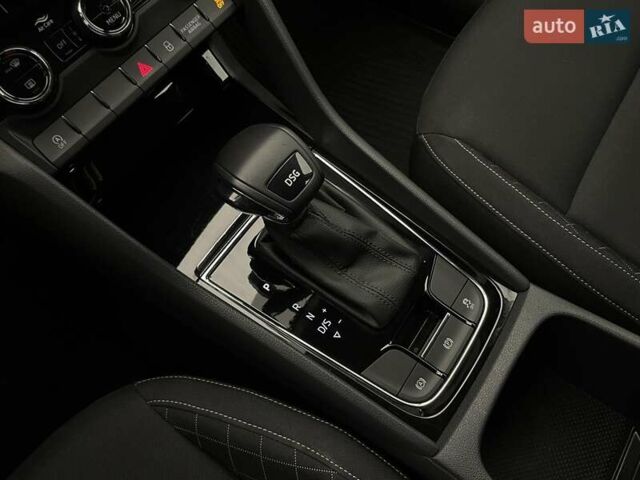 Белый Шкода Karoq, объемом двигателя 1.5 л и пробегом 90 тыс. км за 21621 $, фото 19 на Automoto.ua