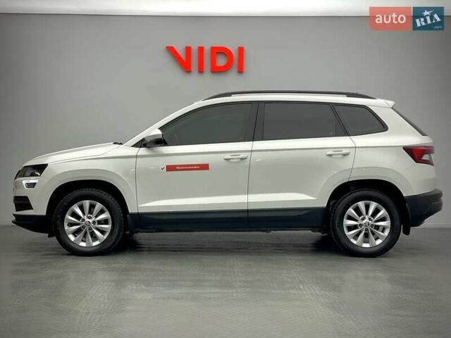 Белый Шкода Karoq, объемом двигателя 1.5 л и пробегом 116 тыс. км за 20872 $, фото 2 на Automoto.ua