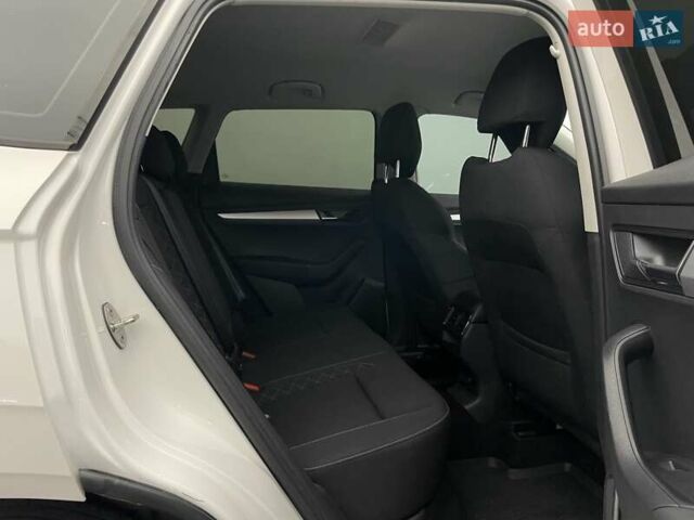 Белый Шкода Karoq, объемом двигателя 1.5 л и пробегом 116 тыс. км за 20872 $, фото 18 на Automoto.ua