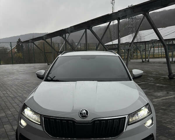 Білий Шкода Karoq, об'ємом двигуна 1.5 л та пробігом 98 тис. км за 20800 $, фото 2 на Automoto.ua
