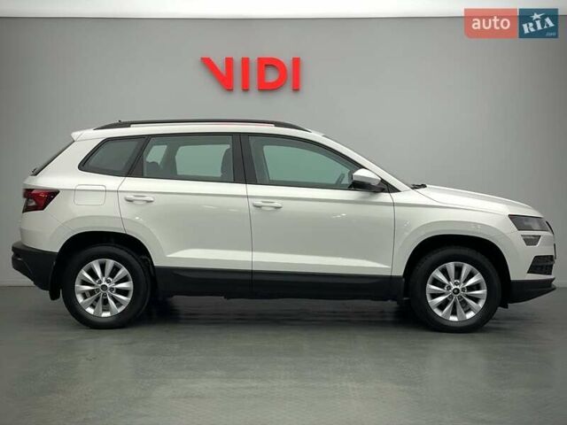 Белый Шкода Karoq, объемом двигателя 1.5 л и пробегом 90 тыс. км за 21621 $, фото 3 на Automoto.ua