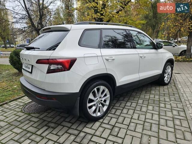 Білий Шкода Karoq, об'ємом двигуна 1.97 л та пробігом 85 тис. км за 27890 $, фото 4 на Automoto.ua