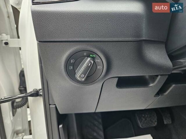 Білий Шкода Karoq, об'ємом двигуна 1.97 л та пробігом 85 тис. км за 27890 $, фото 17 на Automoto.ua